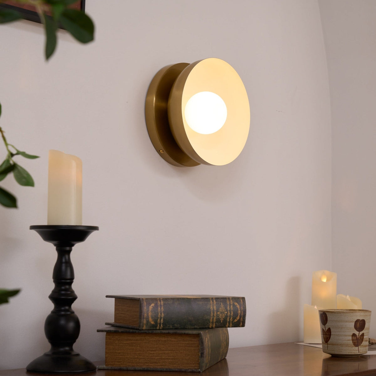 Eirearia zeitgenössische minimalistische Solar-Eclipse-Messing-Glas-Wandleuchte