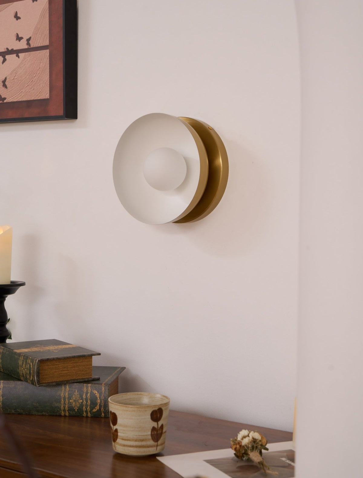 Eirearia zeitgenössische minimalistische Solar-Eclipse-Messing-Glas-Wandleuchte