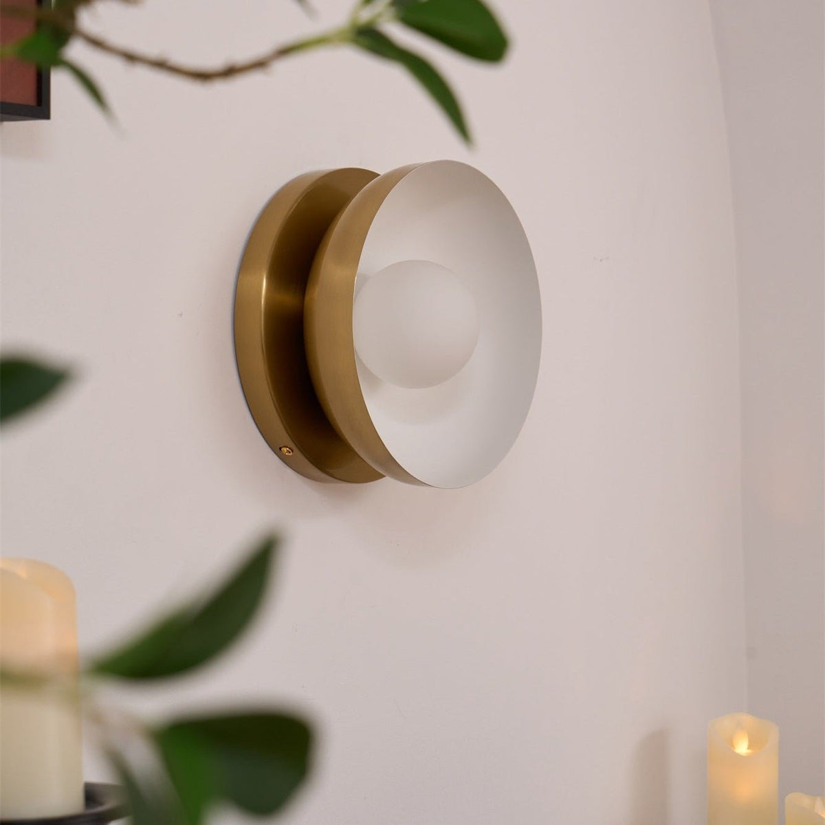 Eirearia zeitgenössische minimalistische Solar-Eclipse-Messing-Glas-Wandleuchte
