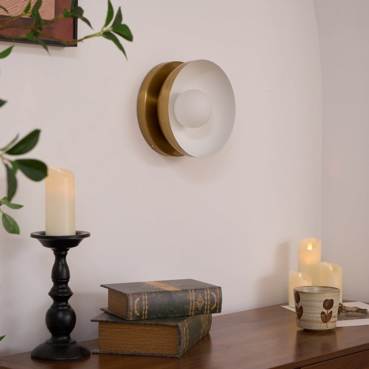 Eirearia zeitgenössische minimalistische Solar-Eclipse-Messing-Glas-Wandleuchte