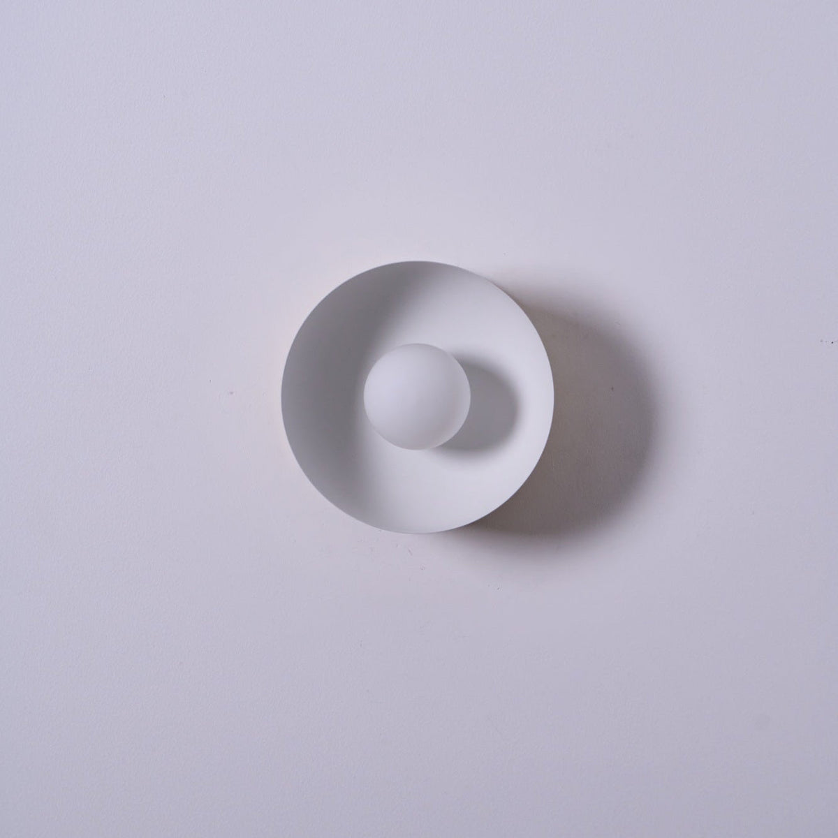 Eirearia zeitgenössische minimalistische Solar-Eclipse-Messing-Glas-Wandleuchte