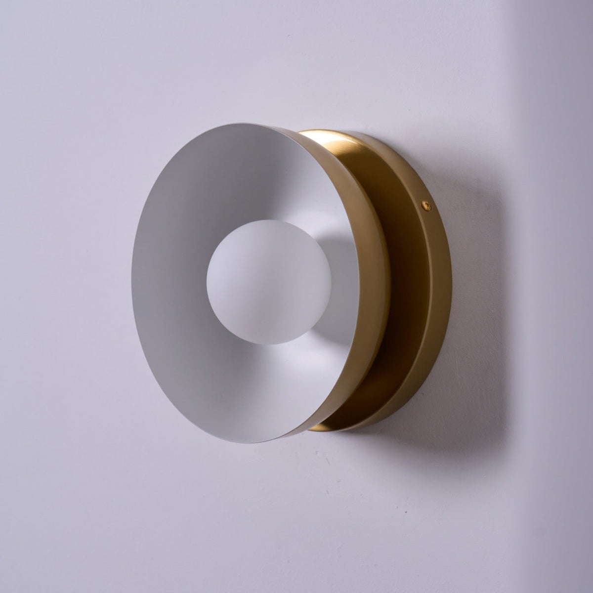 Eirearia zeitgenössische minimalistische Solar-Eclipse-Messing-Glas-Wandleuchte