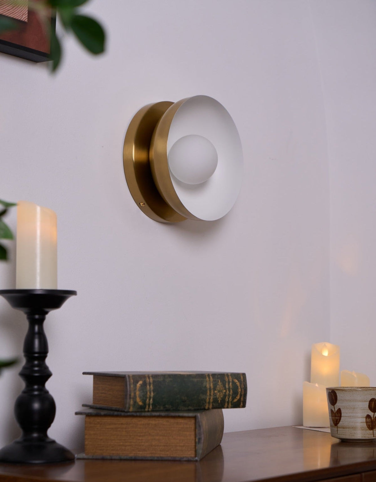 Eirearia zeitgenössische minimalistische Solar-Eclipse-Messing-Glas-Wandleuchte