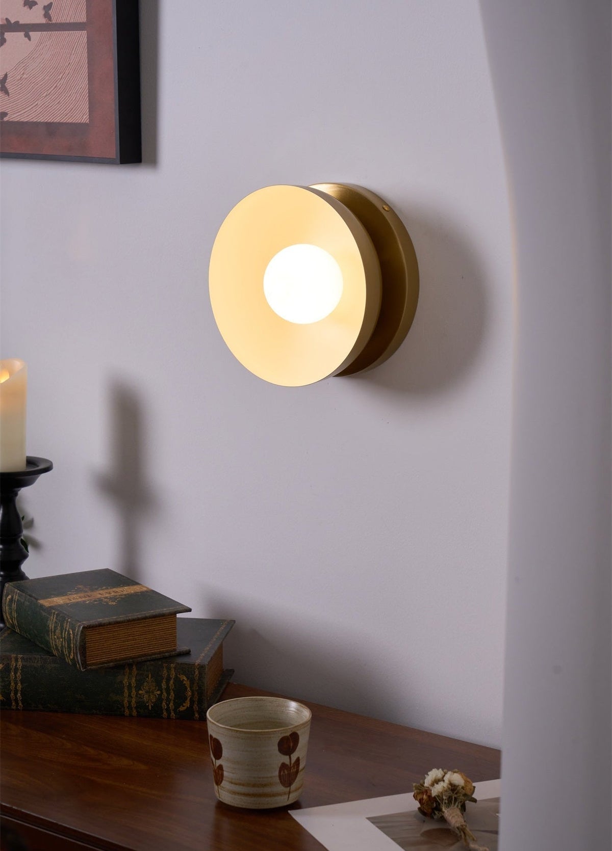 Eirearia zeitgenössische minimalistische Solar-Eclipse-Messing-Glas-Wandleuchte