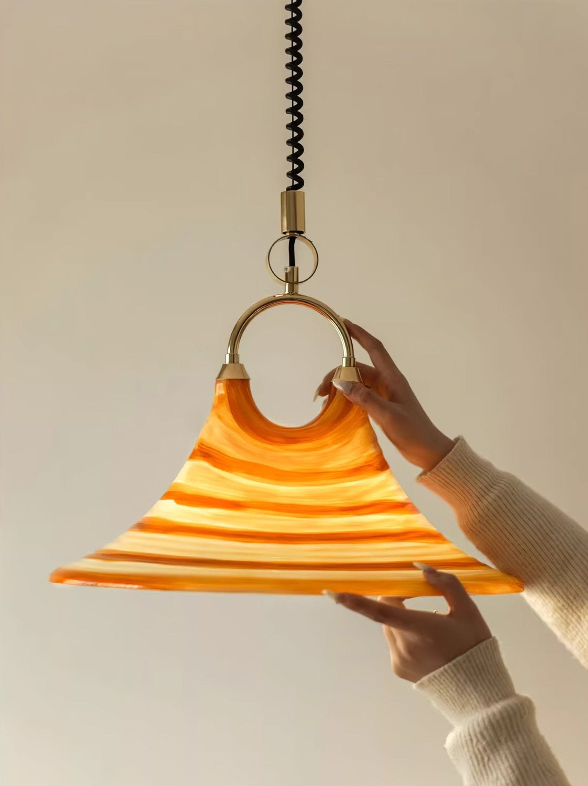 Aurmiros zeitgenössische Pendelleuchte aus Glas in Swirl-Form