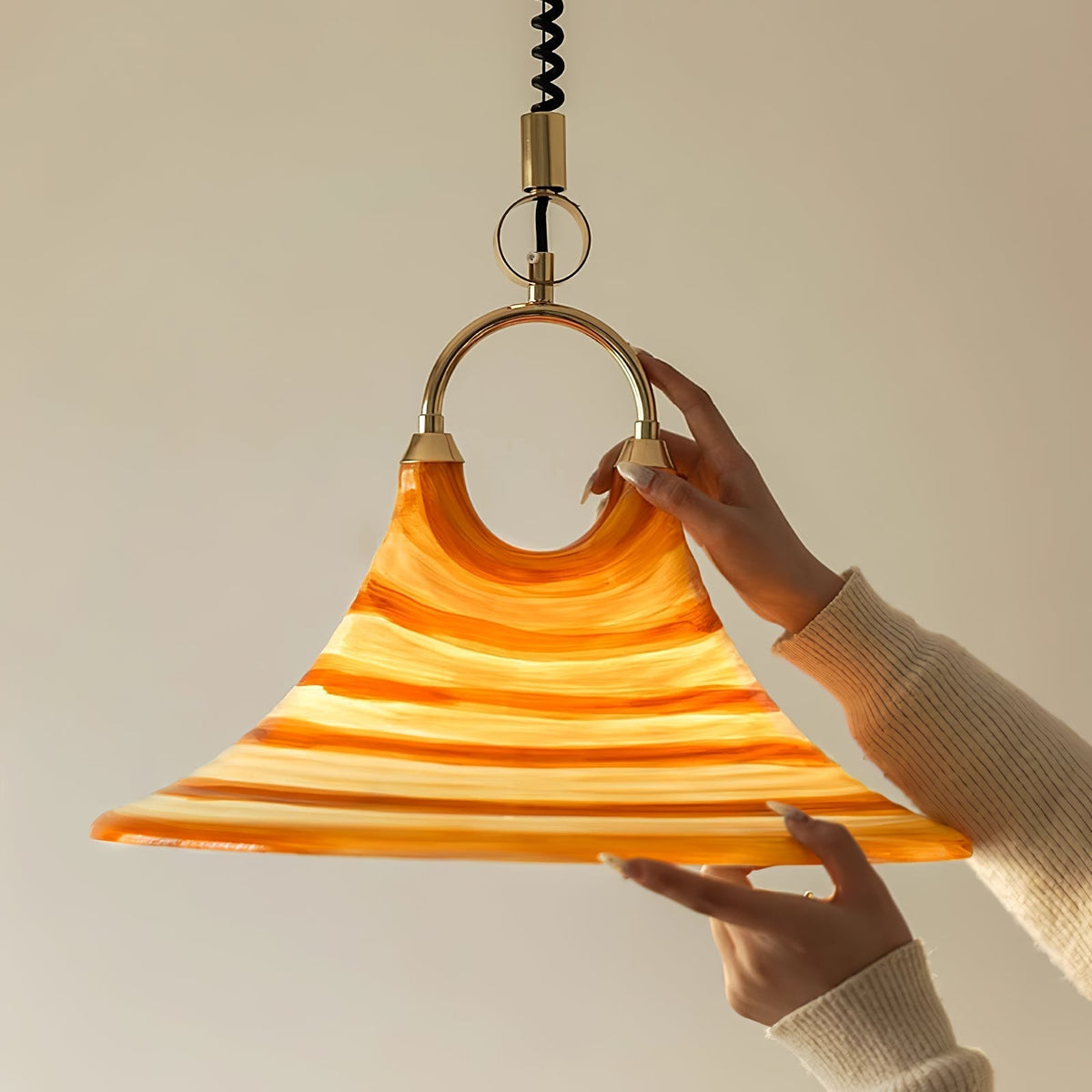 Aurmiros zeitgenössische Pendelleuchte aus Glas in Swirl-Form