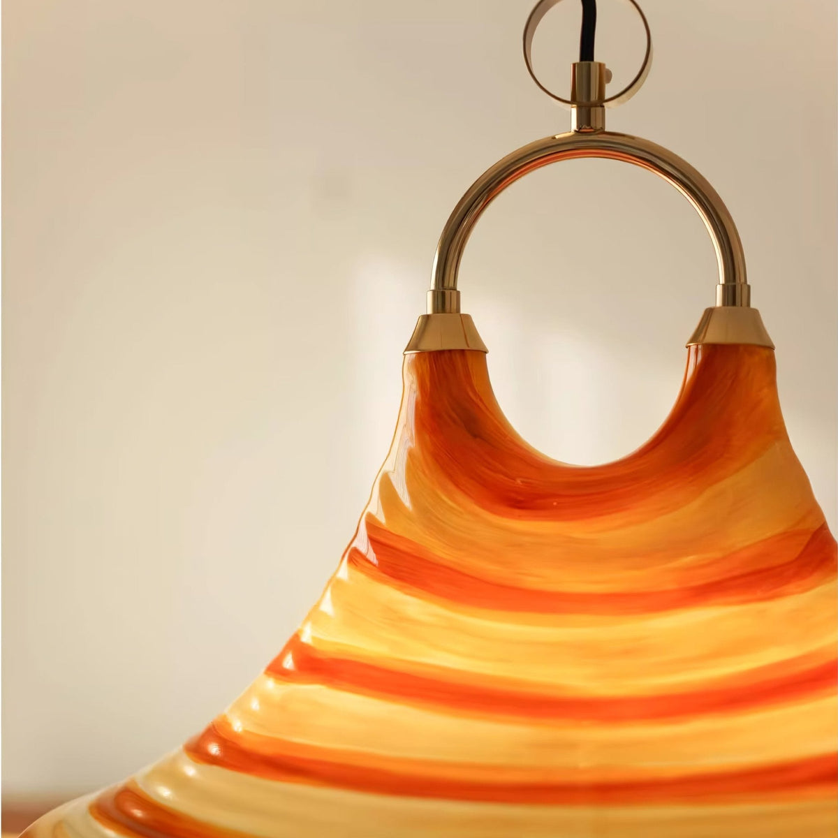 Aurmiros zeitgenössische Pendelleuchte aus Glas in Swirl-Form