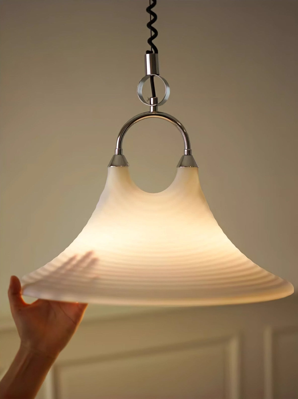Aurmiros zeitgenössische Pendelleuchte aus Glas in Swirl-Form