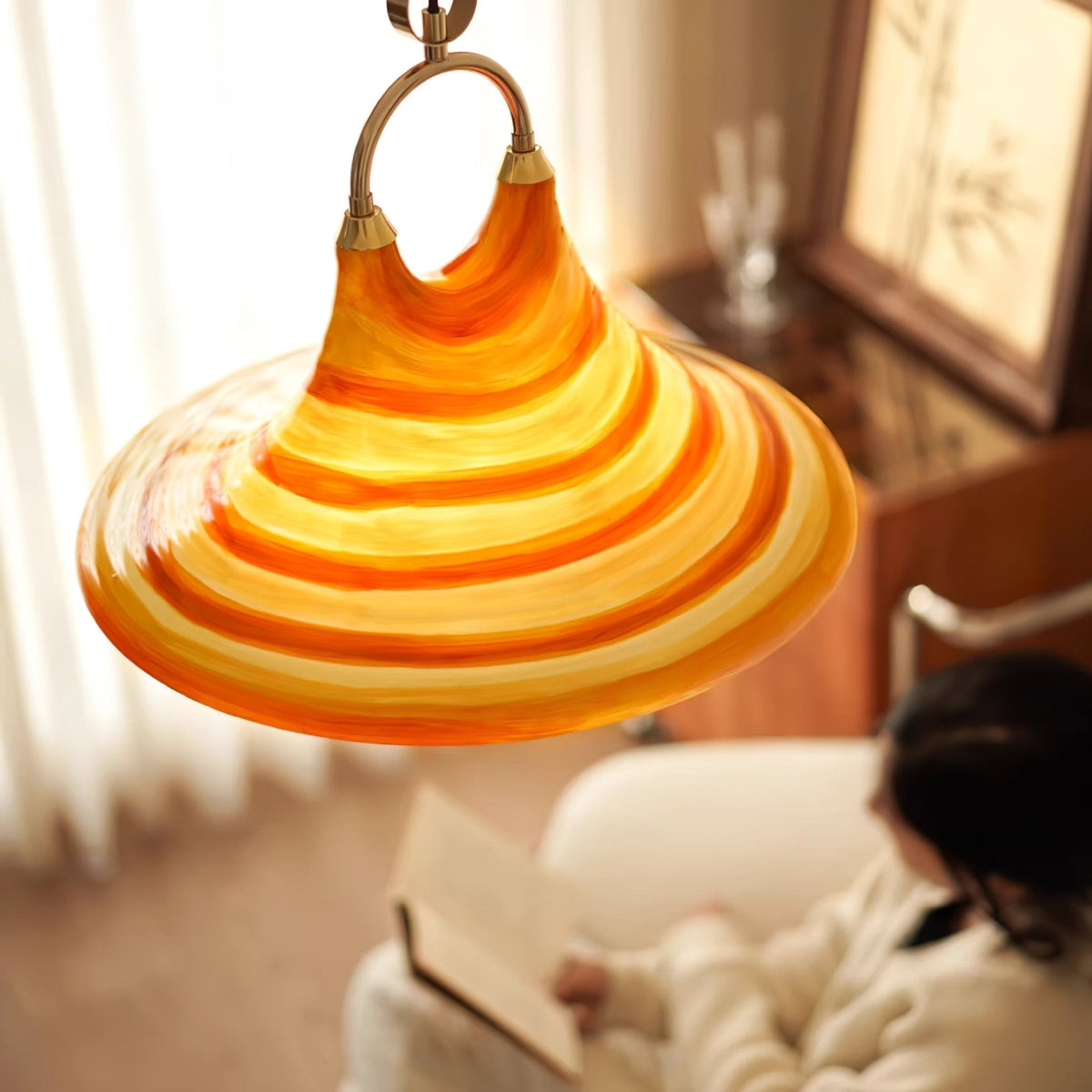 Aurmiros zeitgenössische Pendelleuchte aus Glas in Swirl-Form
