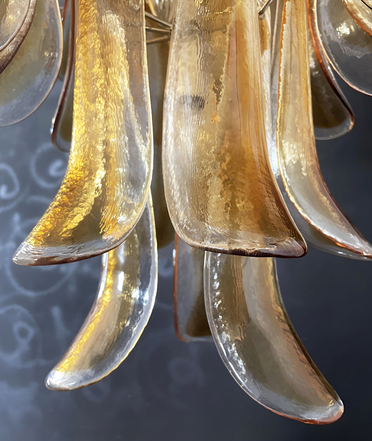 Liorenaine Kronleuchter Kronleuchte aus bernsteinfarbenem Glas in Petalenform mit mehreren Schichten luxuriös