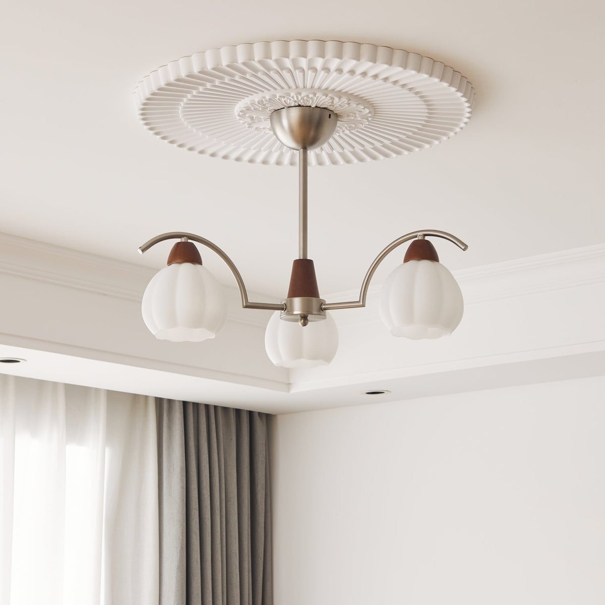 Ilaeiel Kronleuchter Traditionelle Eleganz Blüte Holz Glas
