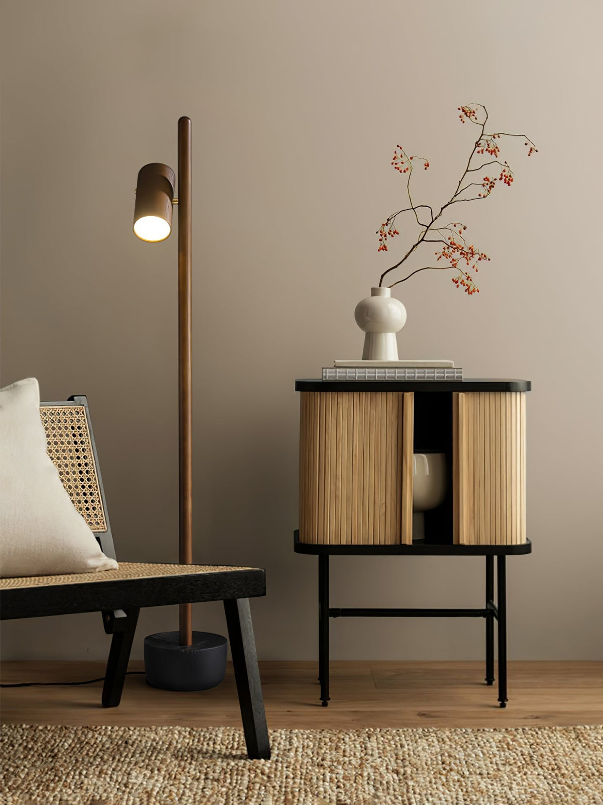 Rinisina Stehleuchte mit verstellbarem Spot aus Holz