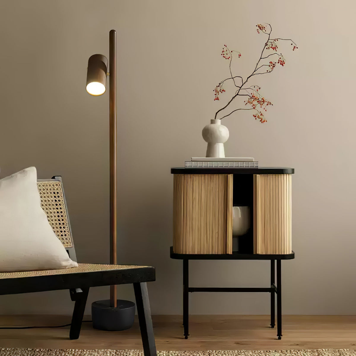 Rinisina Stehleuchte mit verstellbarem Spot aus Holz