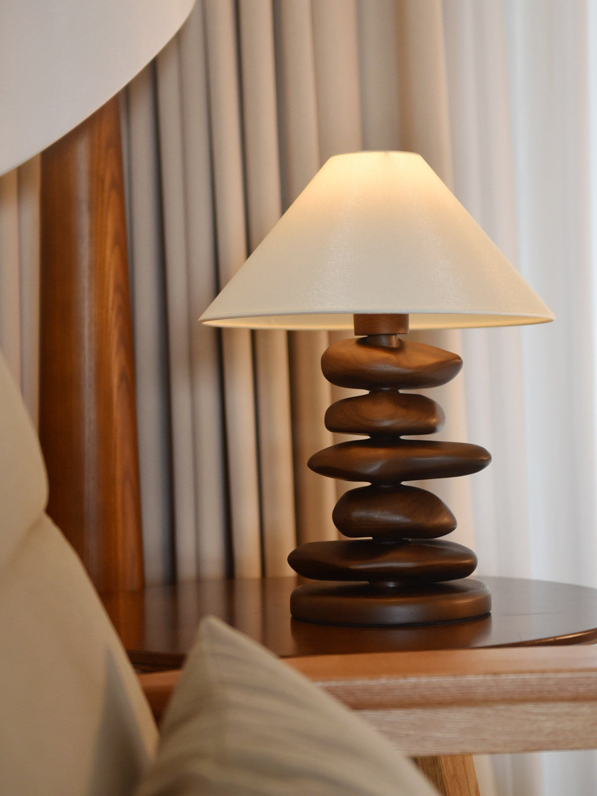 Stacked Tischlampe aus Holz in Kieselsteinform