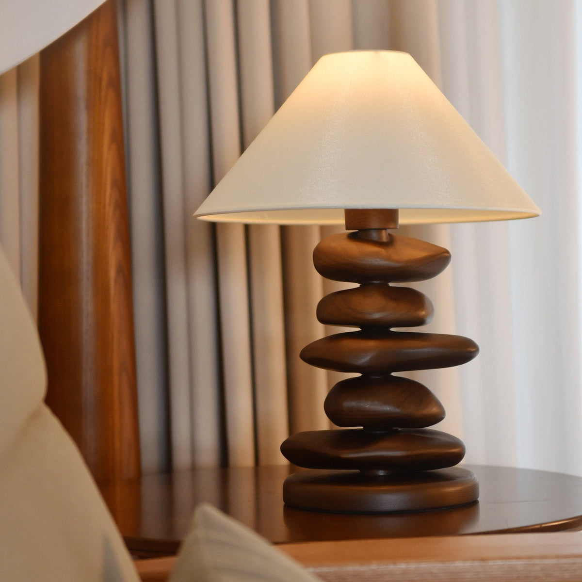Stacked Tischlampe aus Holz in Kieselsteinform