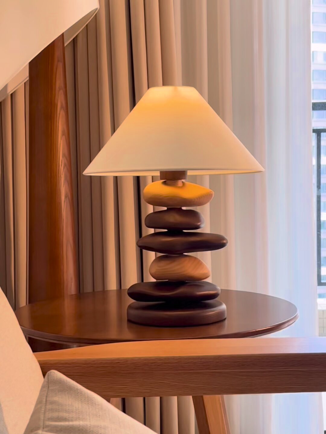 Stacked Tischlampe aus Holz in Kieselsteinform