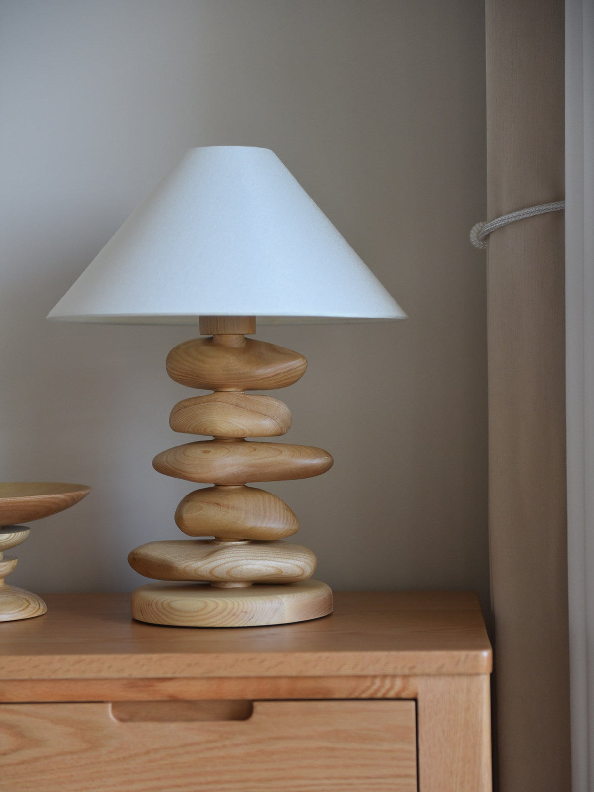 Stacked Tischlampe aus Holz in Kieselsteinform