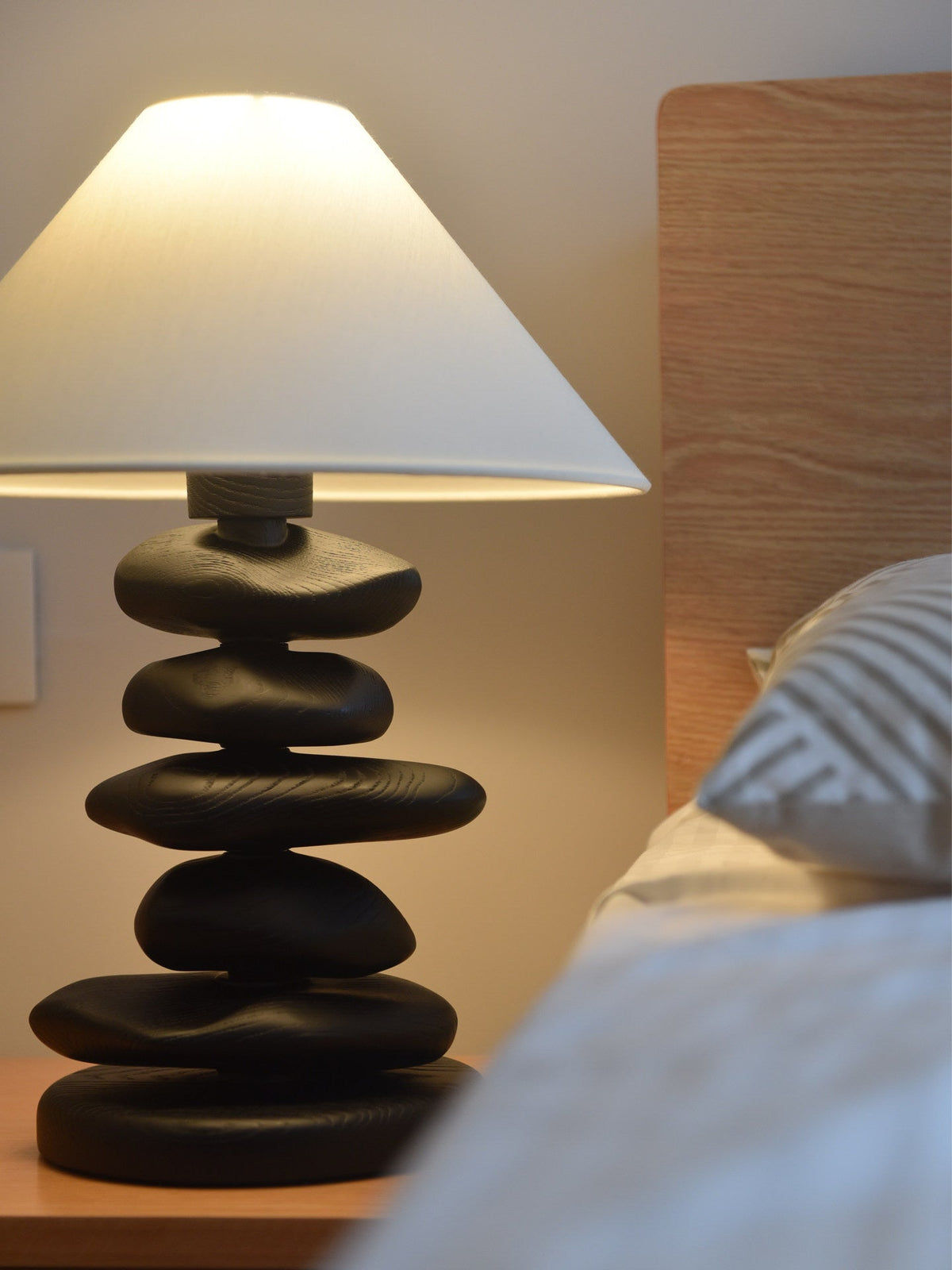Stacked Tischlampe aus Holz in Kieselsteinform