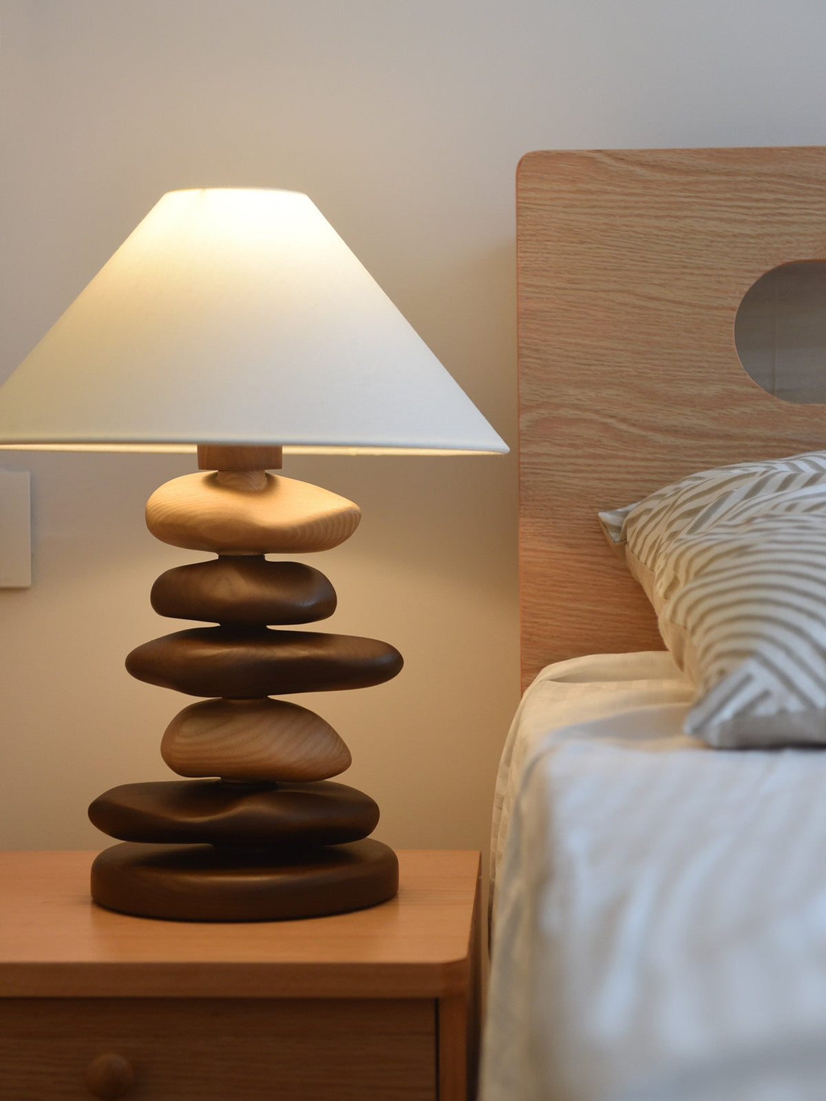 Stacked Tischlampe aus Holz in Kieselsteinform