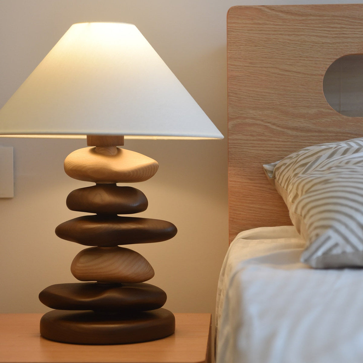 Stacked Tischlampe aus Holz in Kieselsteinform