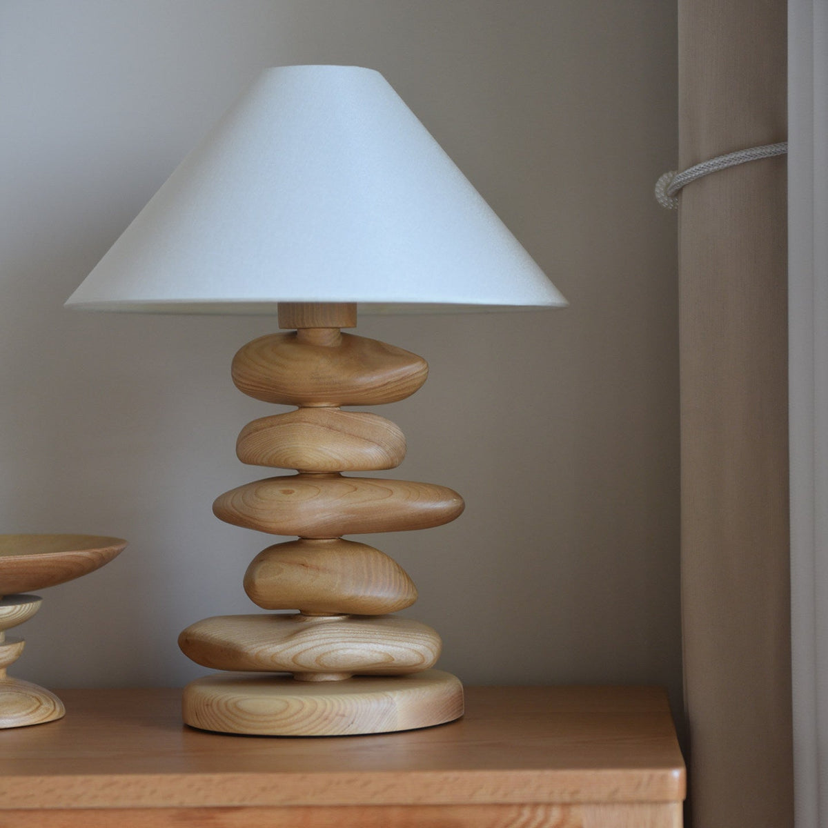 Stacked Tischlampe aus Holz in Kieselsteinform