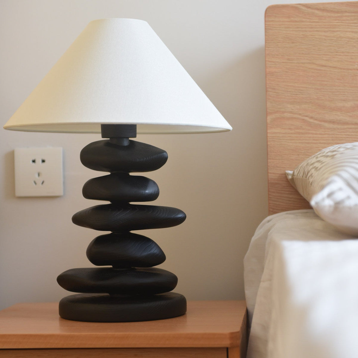 Stacked Tischlampe aus Holz in Kieselsteinform