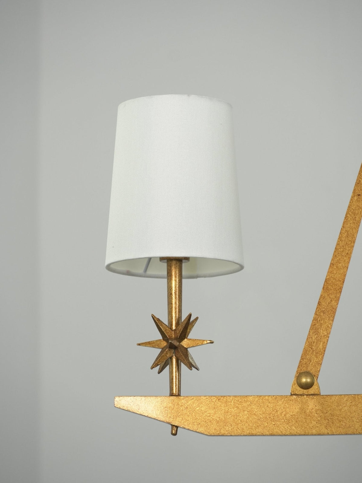 Lynve Kronleuchter Elegant Stellar Linear aus Messing