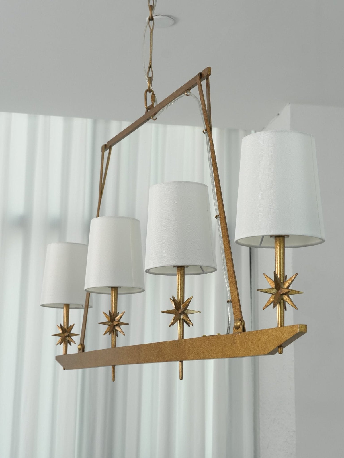 Lynve Kronleuchter Elegant Stellar Linear aus Messing