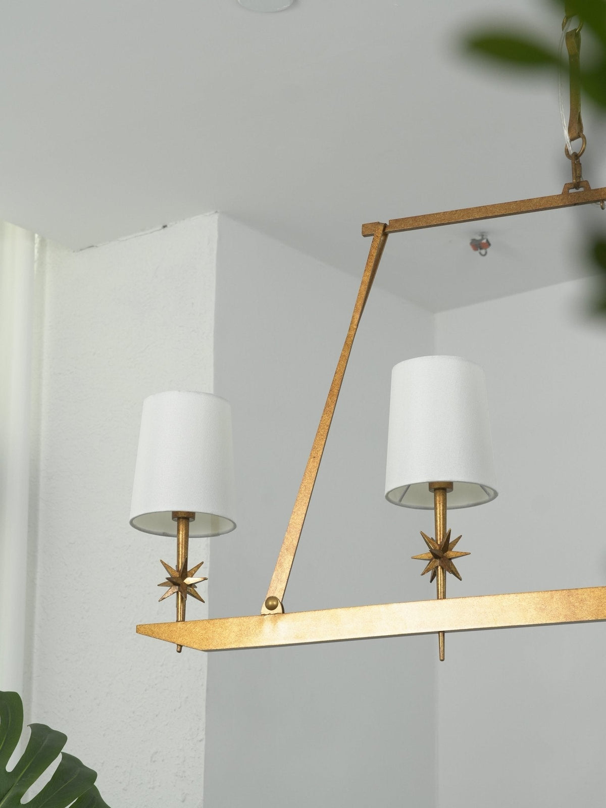 Lynve Kronleuchter Elegant Stellar Linear aus Messing