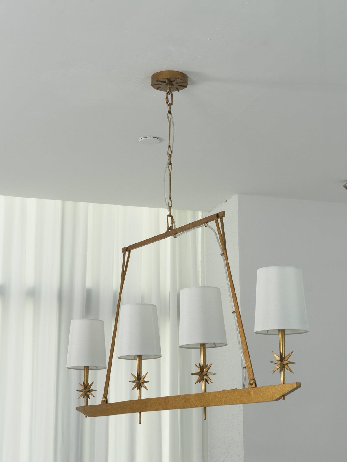 Lynve Kronleuchter Elegant Stellar Linear aus Messing