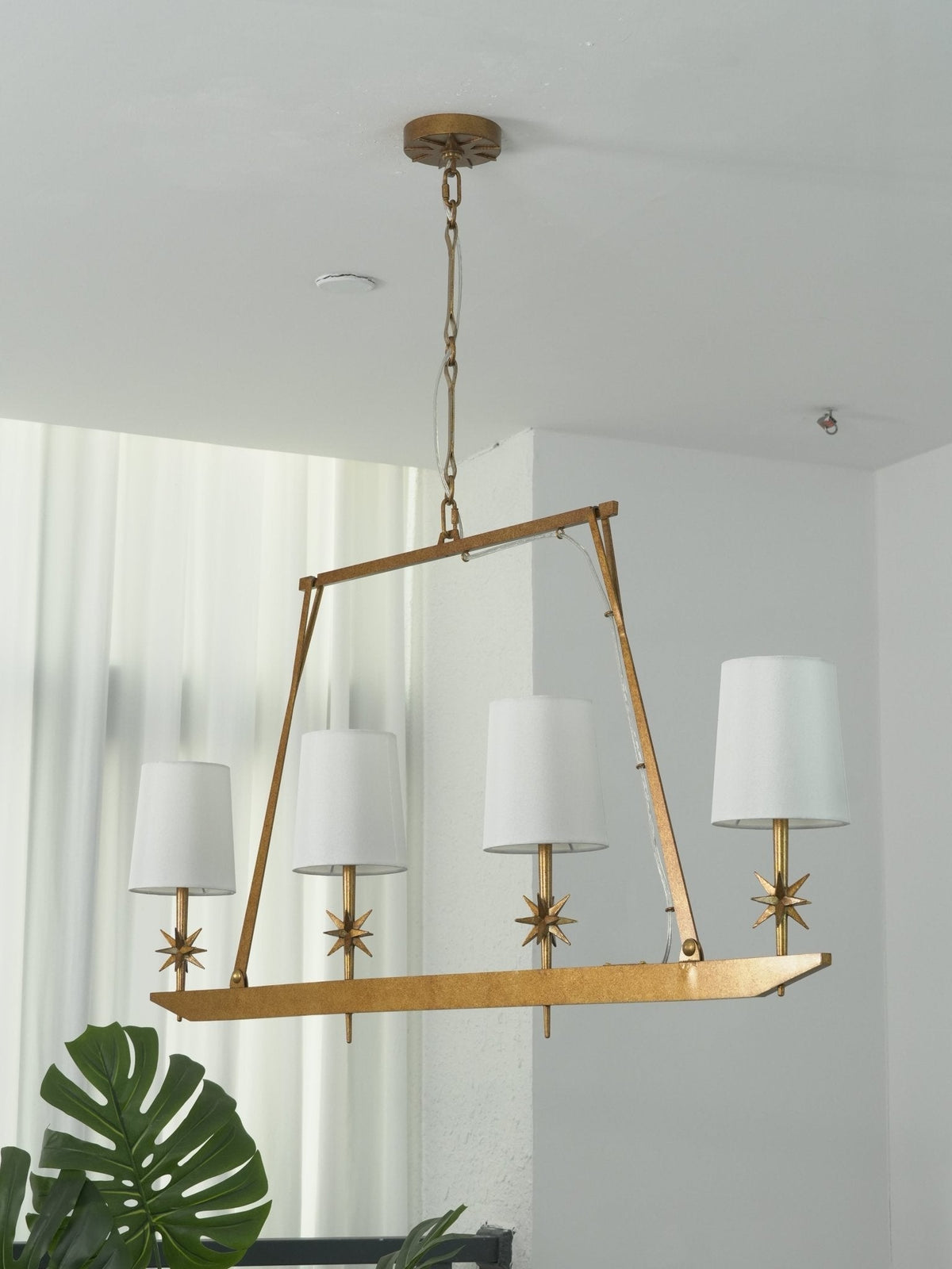 Lynve Kronleuchter Elegant Stellar Linear aus Messing