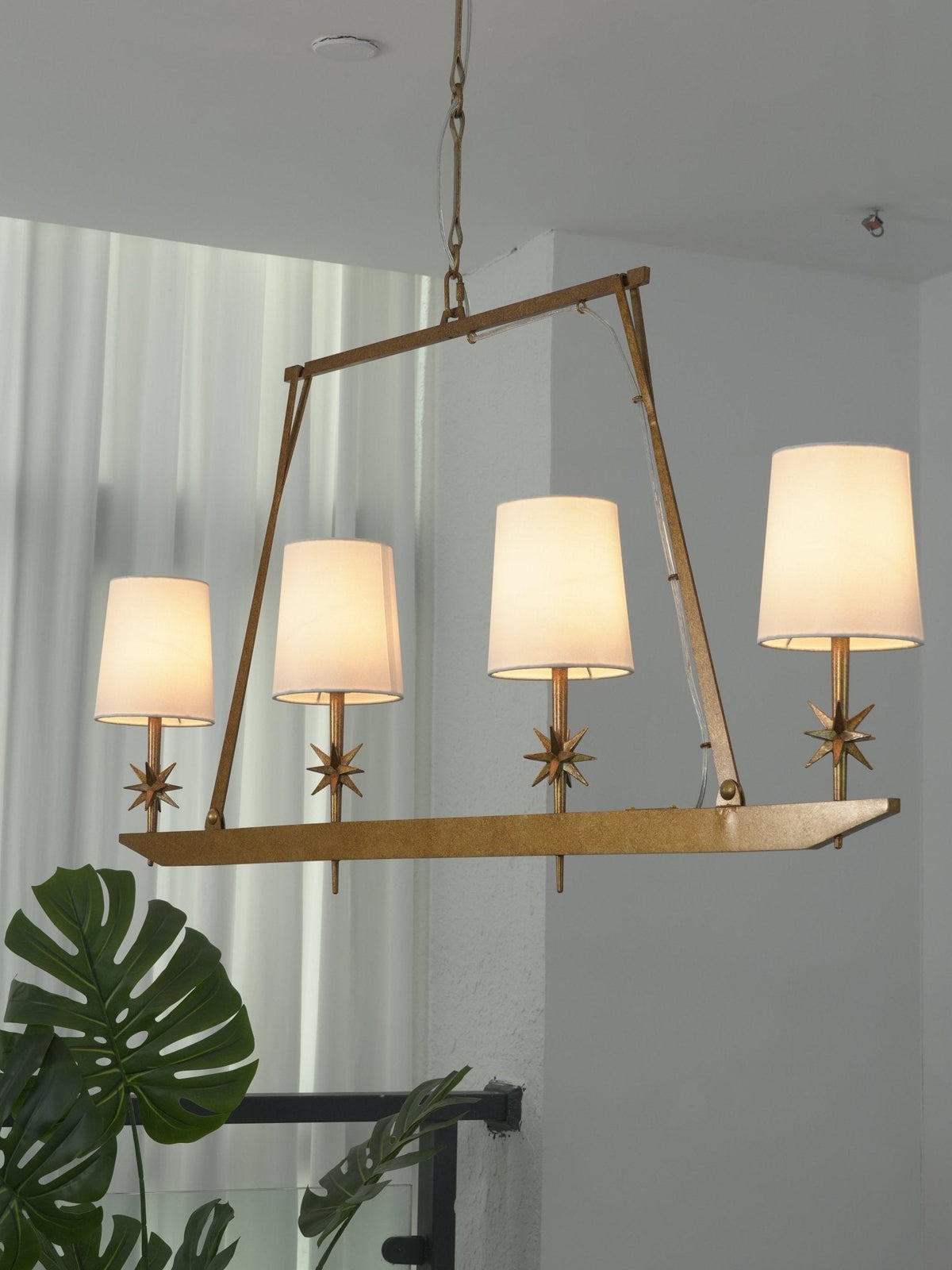 Lynve Kronleuchter Elegant Stellar Linear aus Messing