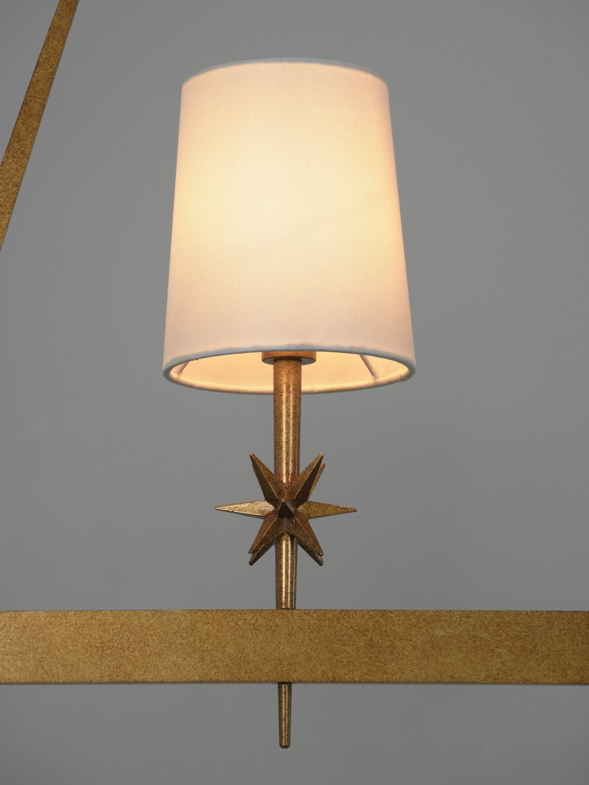Lynve Kronleuchter Elegant Stellar Linear aus Messing