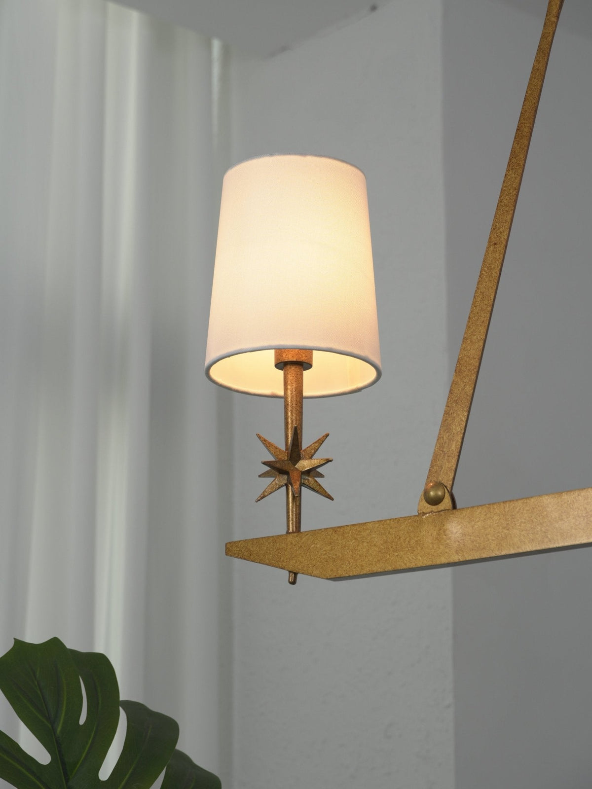 Lynve Kronleuchter Elegant Stellar Linear aus Messing