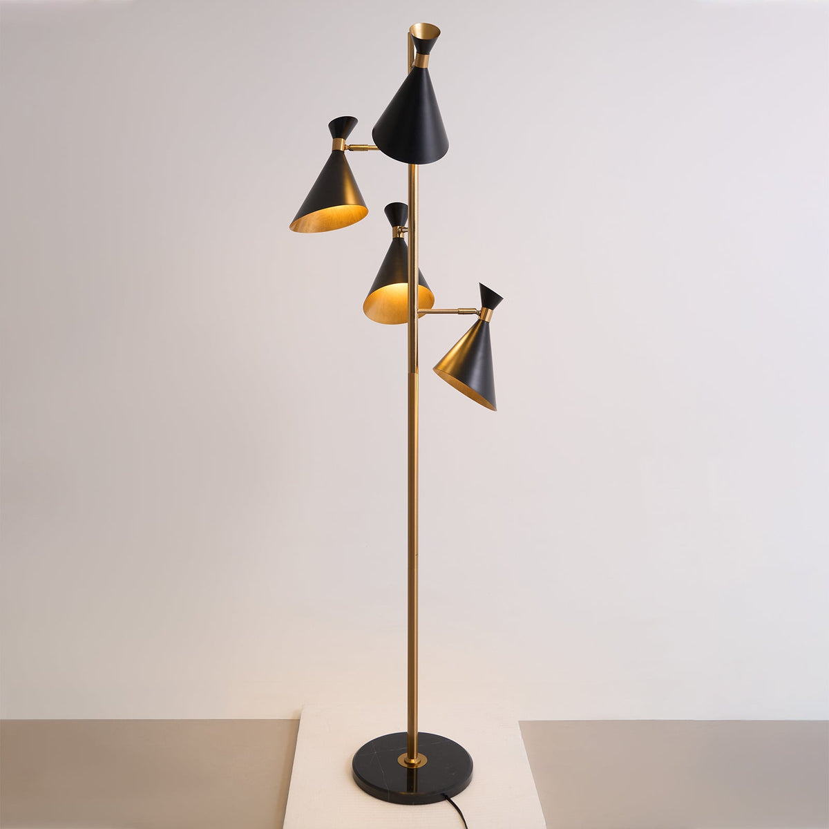 Solineria Gold & Schwarz Marmor Stehleuchte