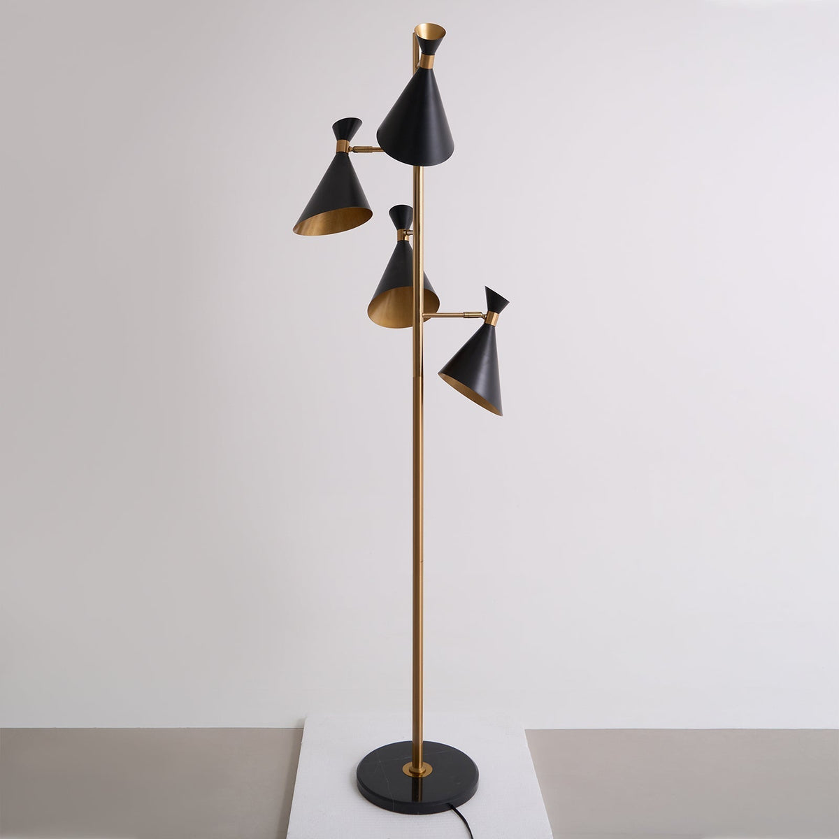 Solineria Gold & Schwarz Marmor Stehleuchte