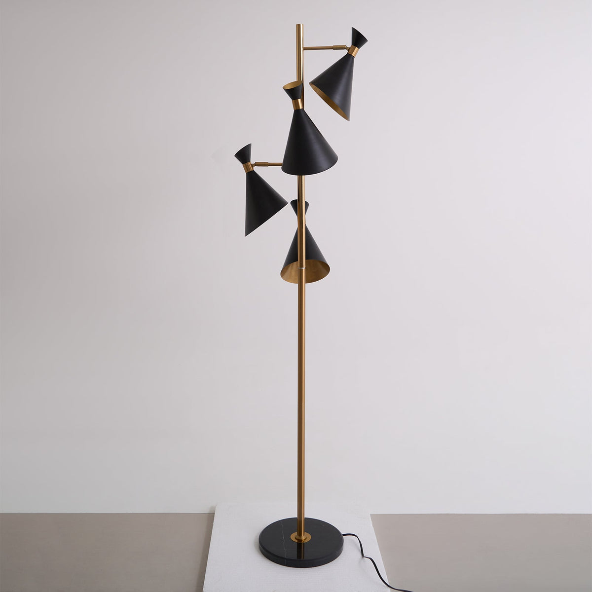 Solineria Gold & Schwarz Marmor Stehleuchte