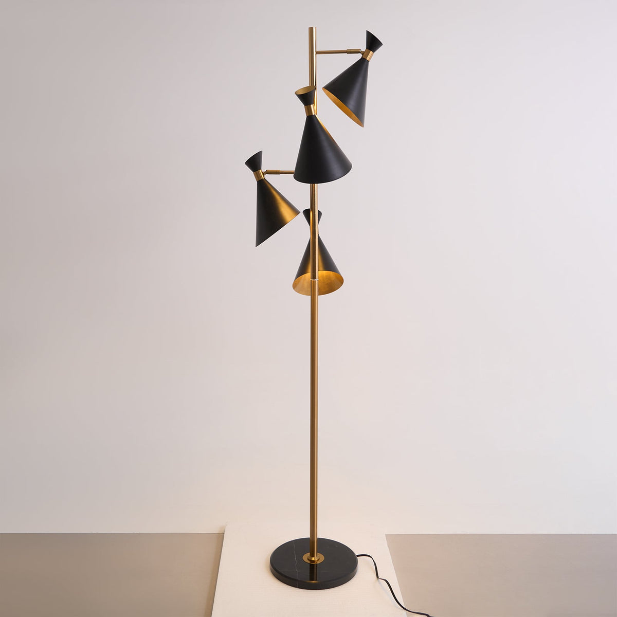 Solineria Gold & Schwarz Marmor Stehleuchte