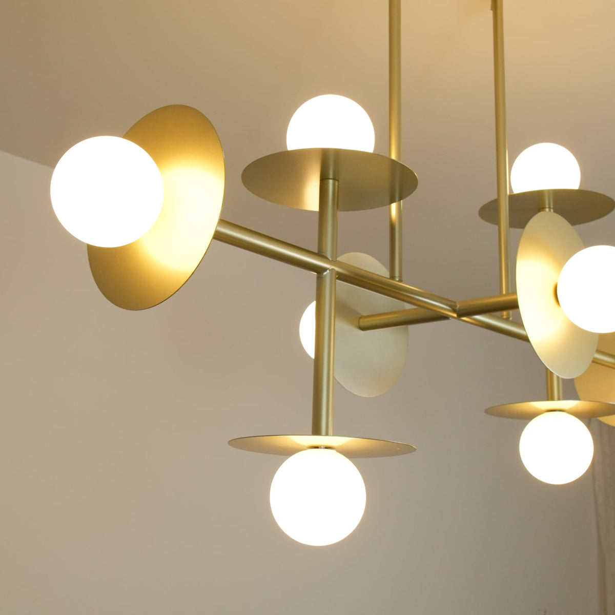 Celiissa Strada Kronleuchter aus Messing und Glas in geometrischer Form