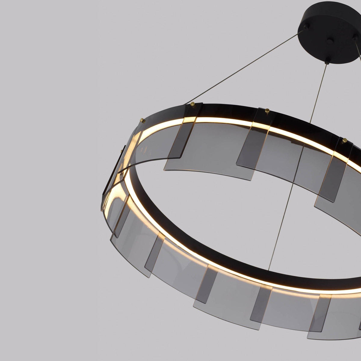 Eireriel Kronleuchter LED-Ring aus schwarzem Milchglas im modernen Stil