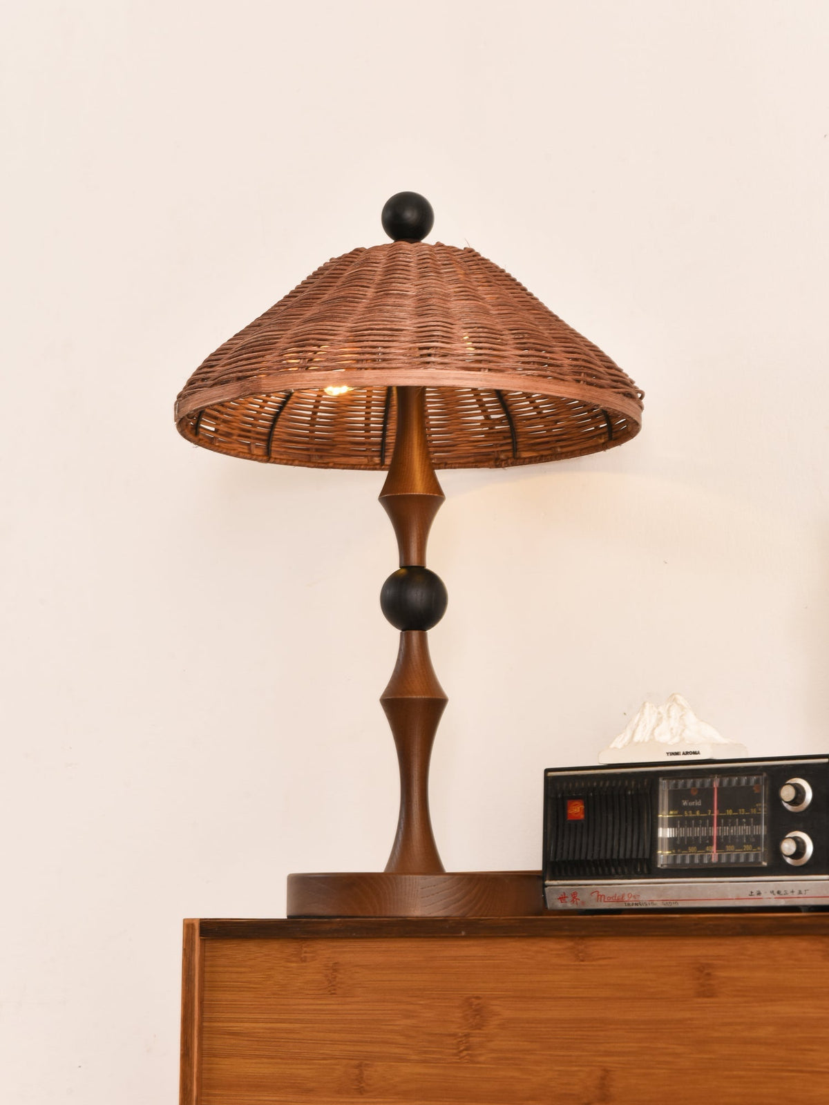 Miran Tischleuchte aus Holz und Rattan im Vintage-Stil