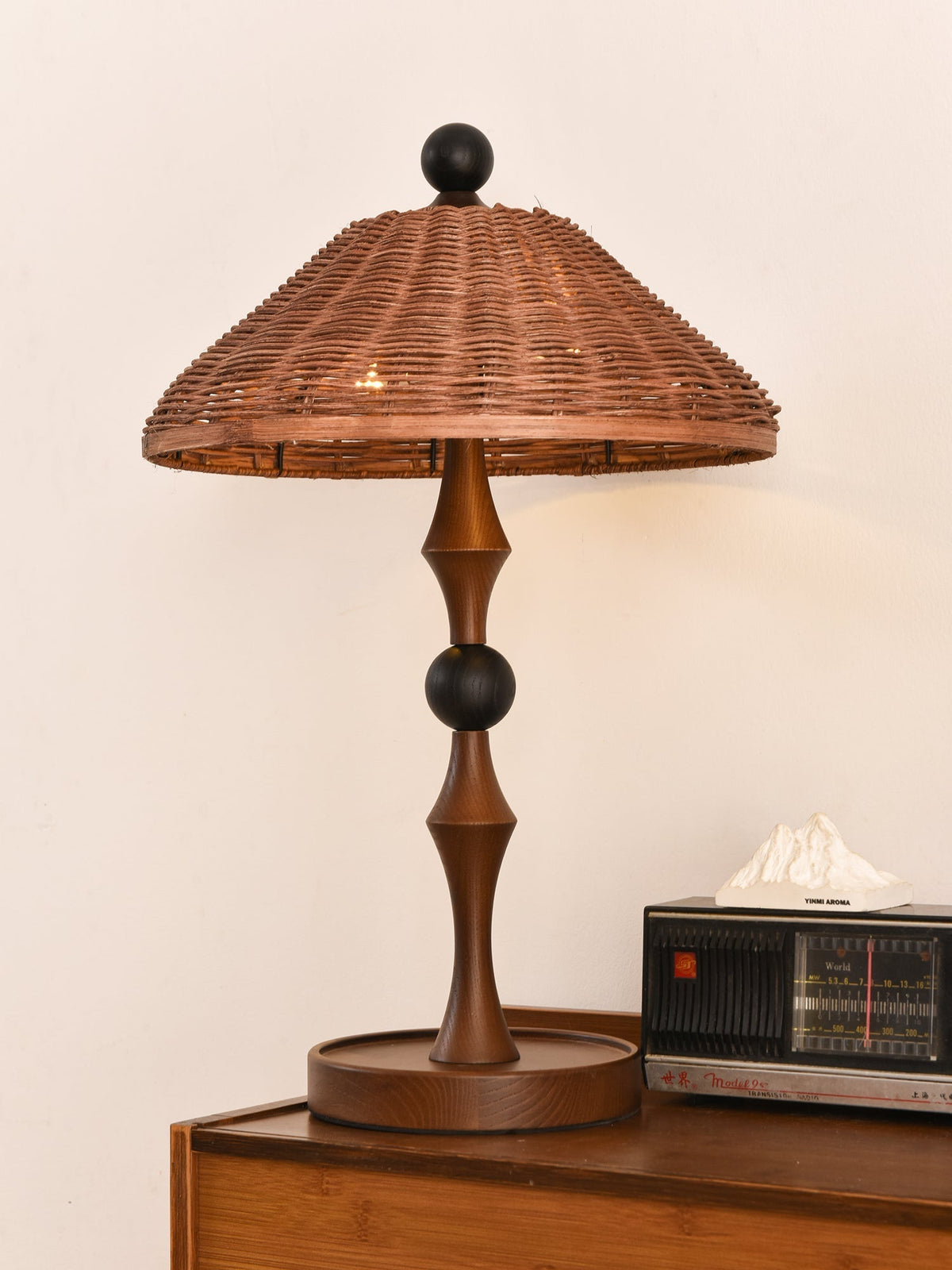 Miran Tischleuchte aus Holz und Rattan im Vintage-Stil