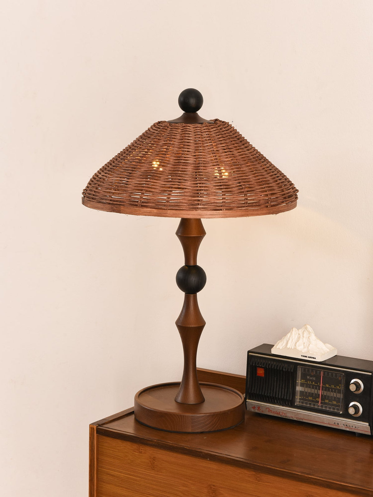 Miran Tischleuchte aus Holz und Rattan im Vintage-Stil