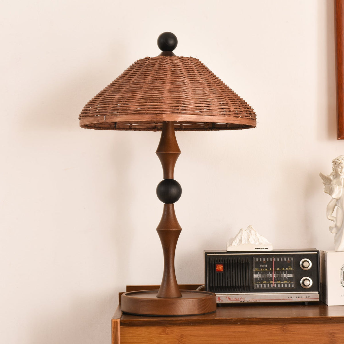 Miran Tischleuchte aus Holz und Rattan im Vintage-Stil