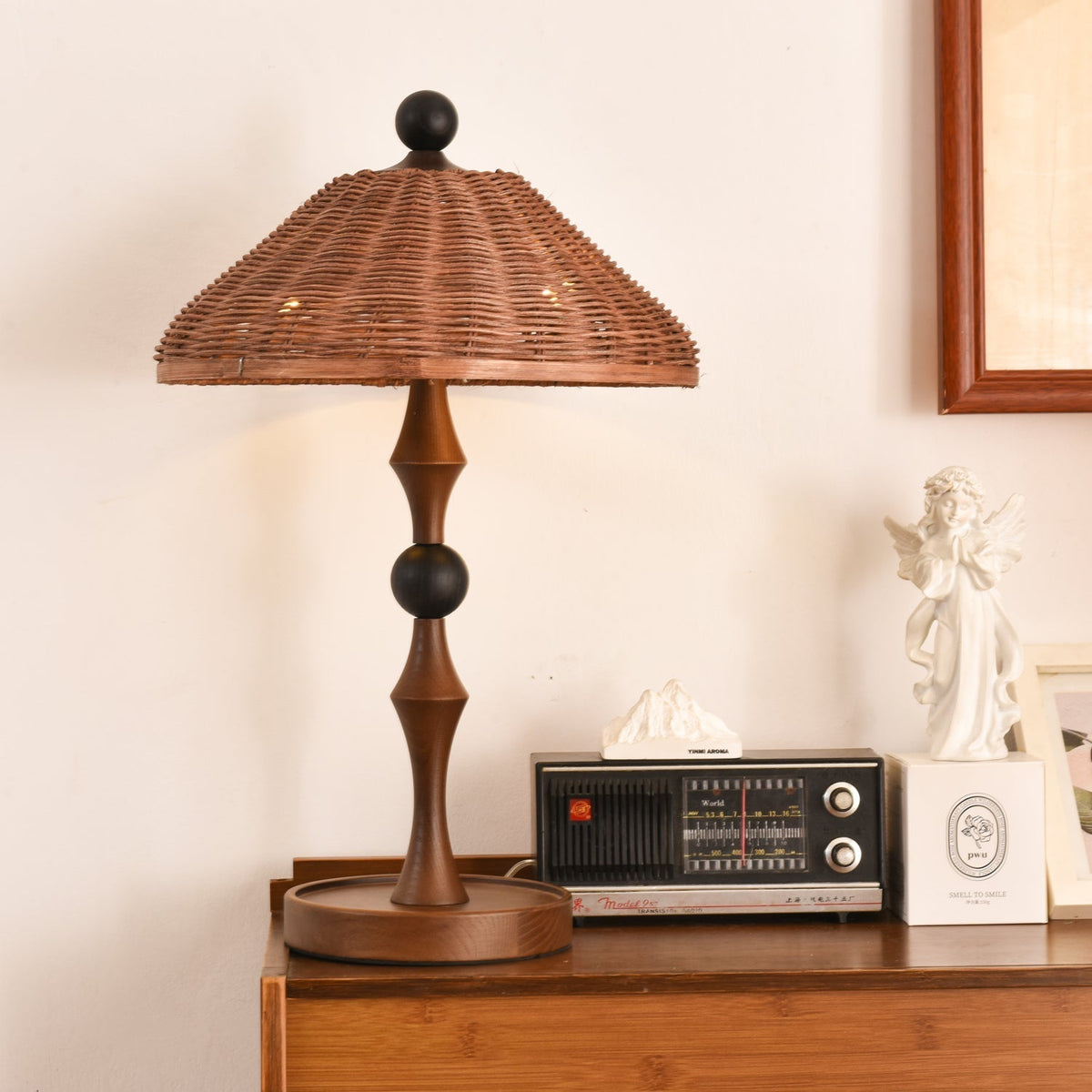 Miran Tischleuchte aus Holz und Rattan im Vintage-Stil