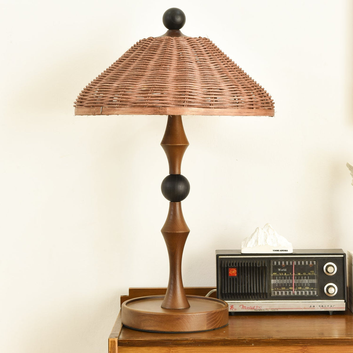 Miran Tischleuchte aus Holz und Rattan im Vintage-Stil