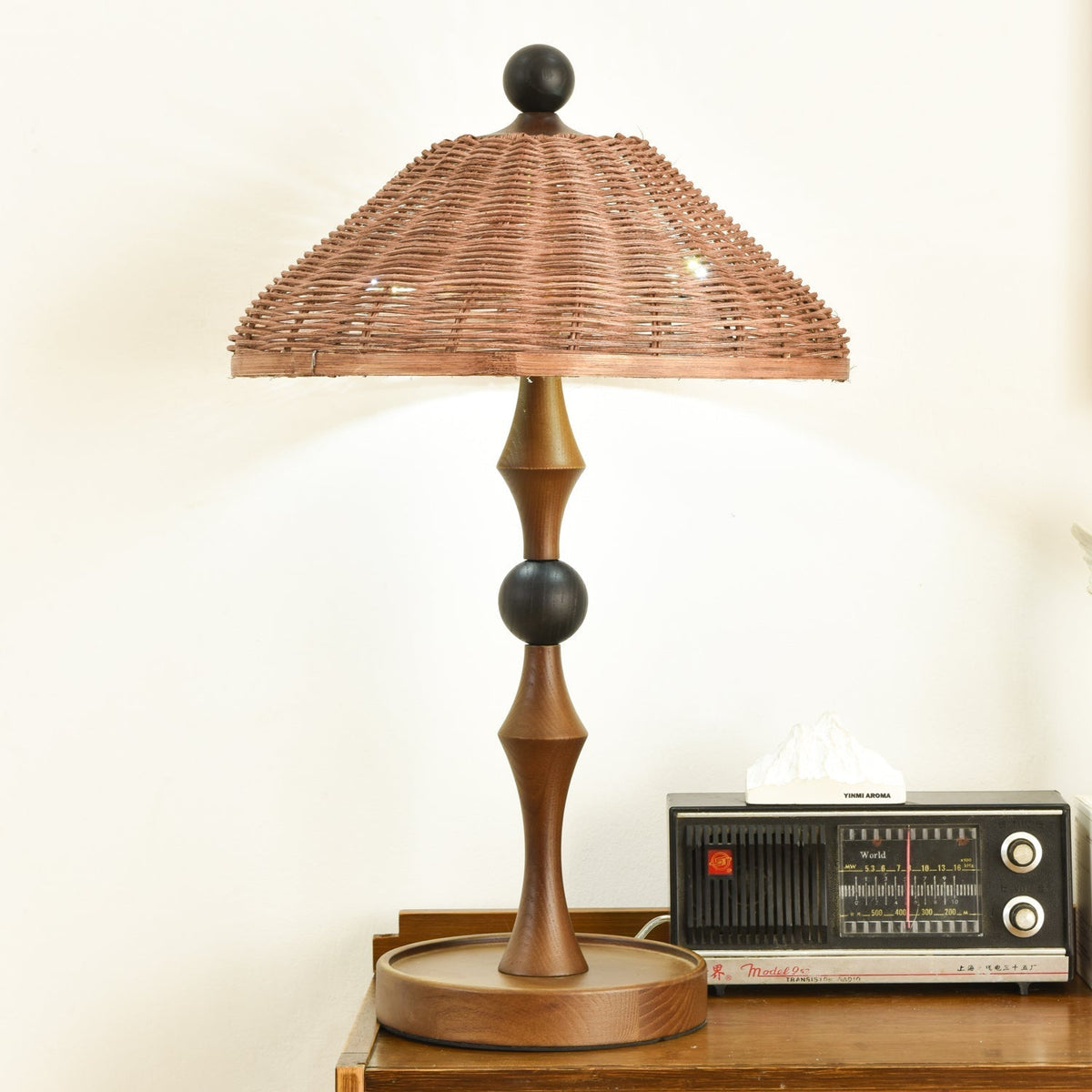 Miran Tischleuchte aus Holz und Rattan im Vintage-Stil