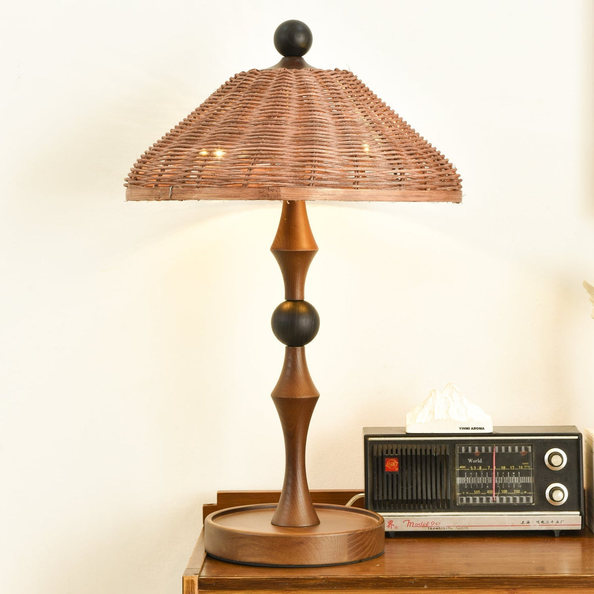 Miran Tischleuchte aus Holz und Rattan im Vintage-Stil