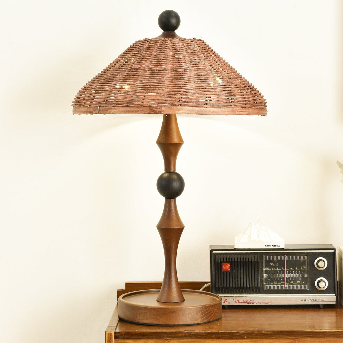Miran Tischleuchte aus Holz und Rattan im Vintage-Stil