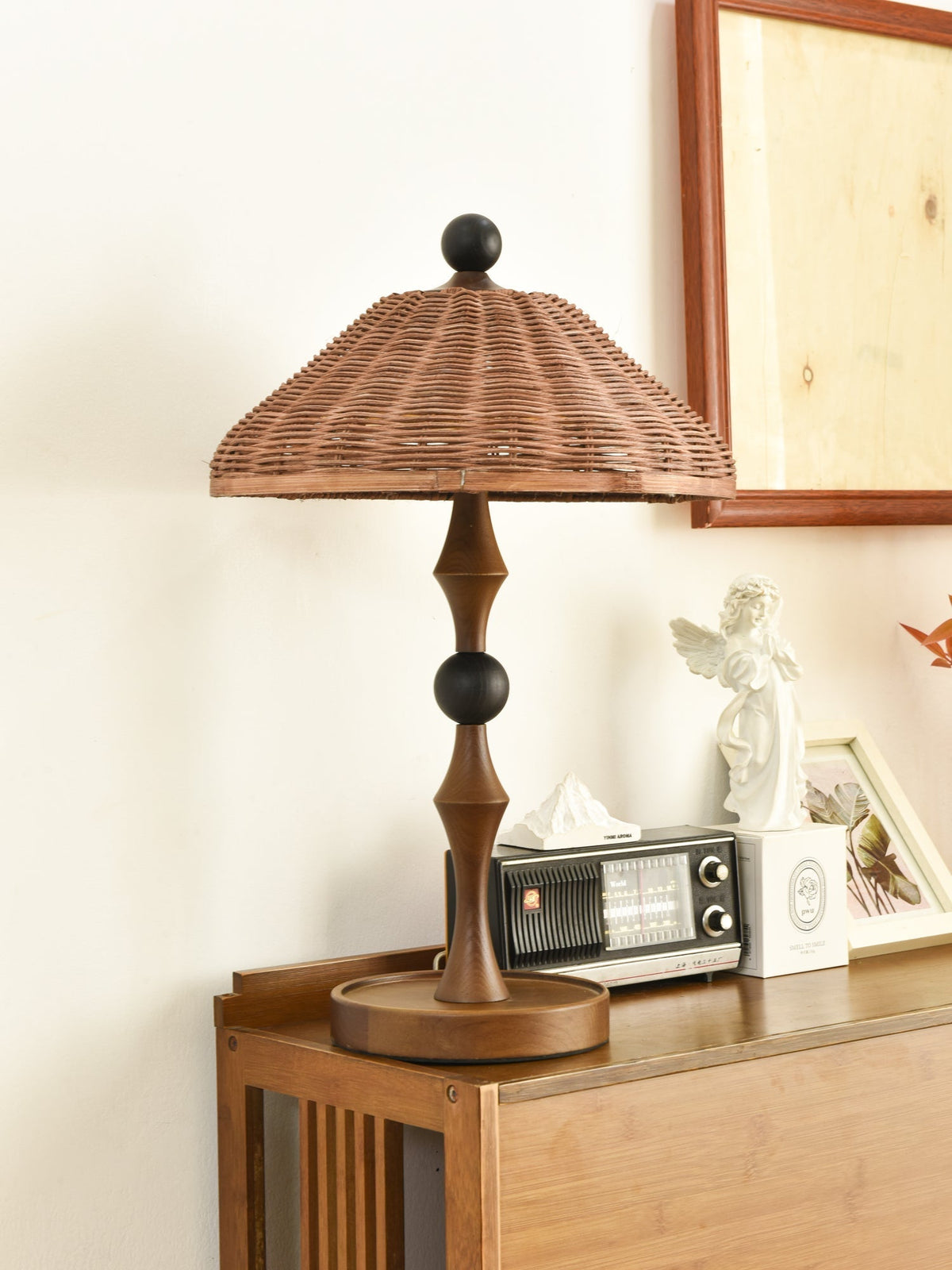 Miran Tischleuchte aus Holz und Rattan im Vintage-Stil